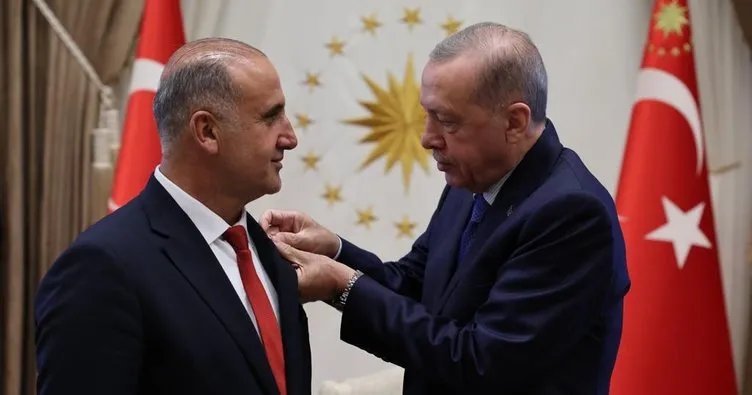 İYİ Parti’den istifa ederek AK Parti’ye geçmişti: İncirliova Belediye Başkanı Aytekin Kaya’ya rozetini Başkan Erdoğan taktı