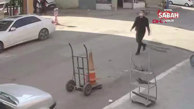 Adana'da sokak ortasında kuzenini bacağından vurdu! Çevredekiler aldırış etmeden böyle yürümeye devam etti... | Video