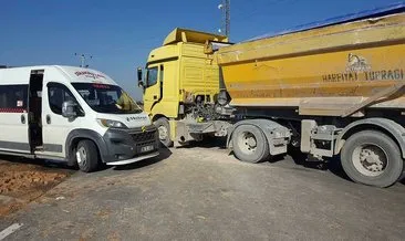 Eskişehir’de işçi servisi, TIR ile çarpıştı: 15 yaralı