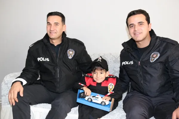 agrida-5-yasindaki-engelli-cocugun-polislik-hayali-gercek-oldu-1733216854824.jpg