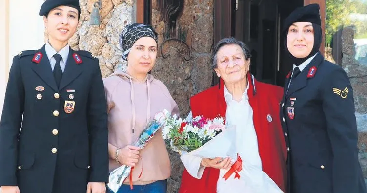 Türkiye’nin ilk kadın subayına anlamlı ziyaret