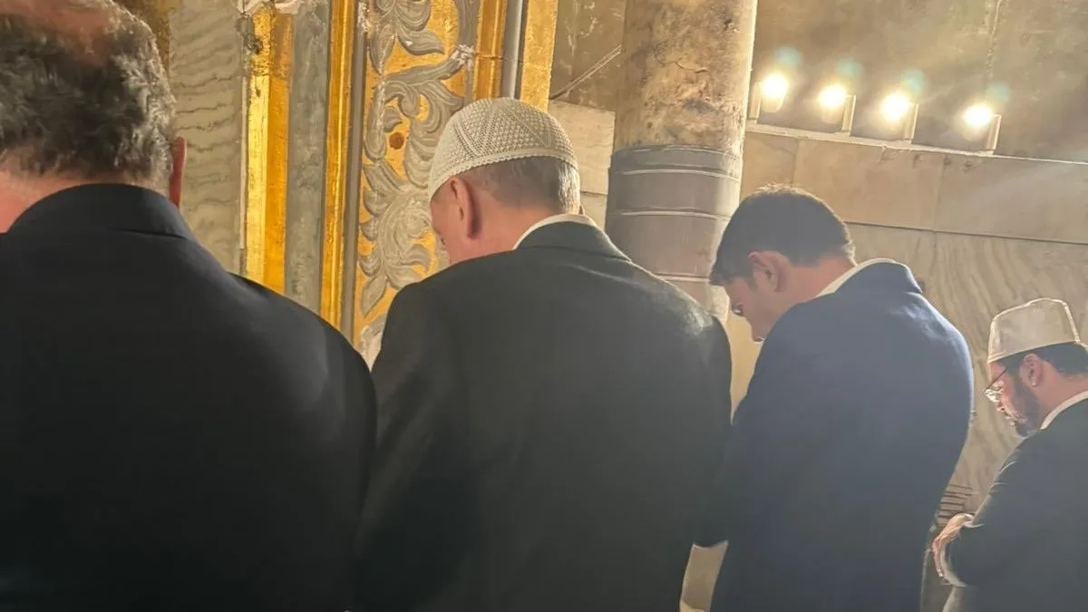 Le président Erdoğan montre un grand intérêt à l’entrée de la mosquée lors de la prière du soir à Sainte-Sophie