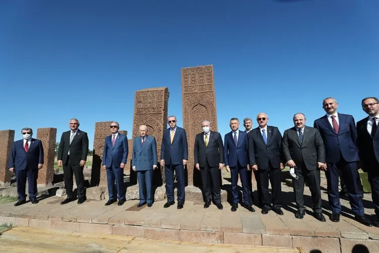 Başkan Erdoğan'dan Malazgirt Zaferi kutlamaları öncesi Ahlat Selçuklu Meydan Mezarlığı'na ziyaret