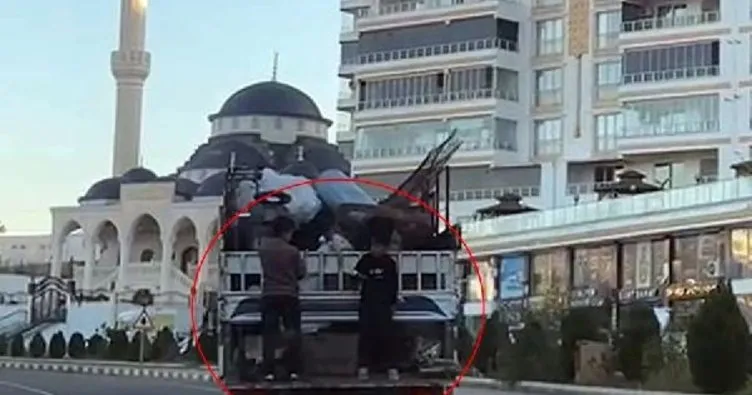 Siirt’te şaşkına çeviren görüntü:  2 çocuk yük taşıyan kamyonetin...