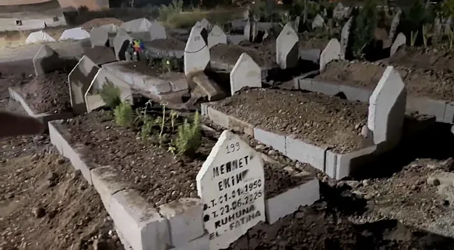 batmanda-akilalmaz-olay-gece-yarisi-mezari-kazip-baska-yere-tasidilar-1751913583825.jpeg