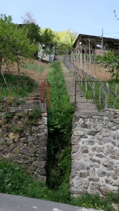 Trabzon’da ’inat merdivenleri’ şaşırtıyor! Aralarında bir metre var