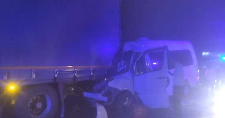 Manisa’da sporcuları taşıyan minibüsün tırla çarpışması sonucu 9 kişi yaralandı