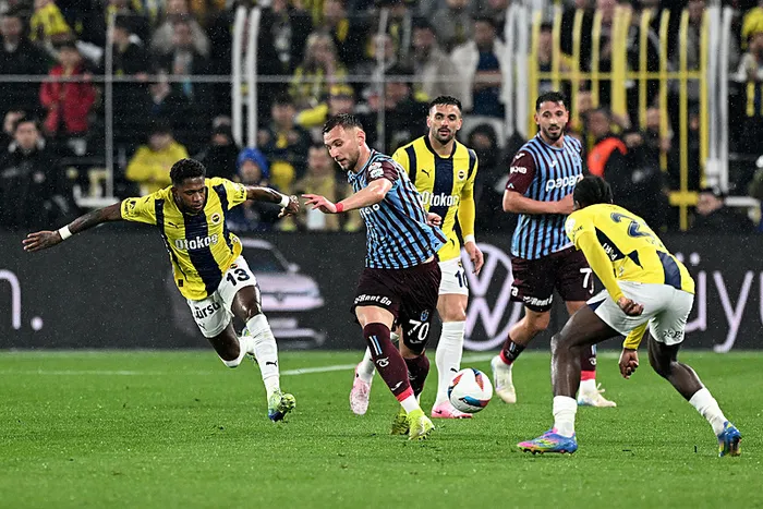 canli-fenerbahce-trabzonspor-ilk-yarida-tek-gol-var-1743958792575.jpeg