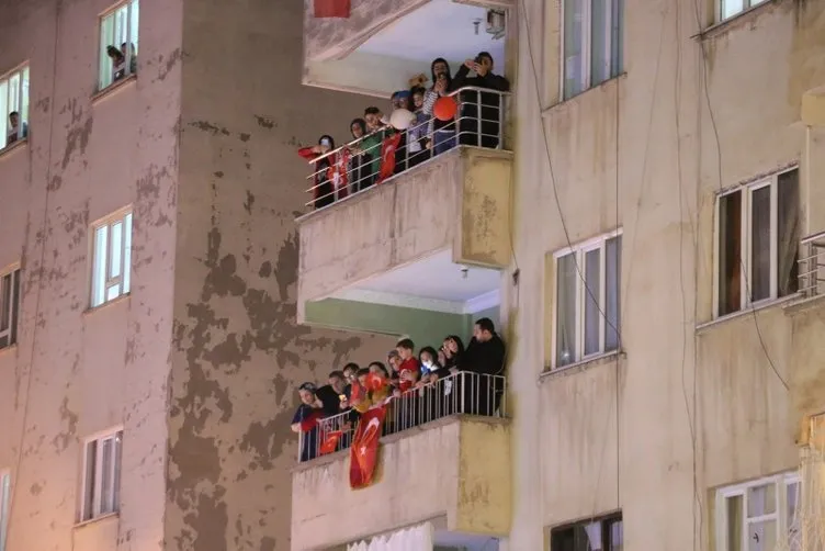 Başkan Erdoğan çağrı yapmıştı. İstiklal Marşı coşkusu balkonlarda
