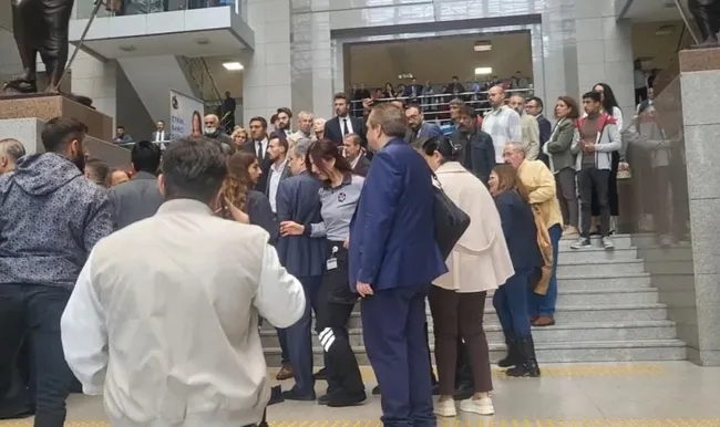 Çağlayan Adliyesi'nde X-ray gerginliği: İstanbul Barosu Başkanı Filiz Saraç güvenlik görevlileriyle kavga etti