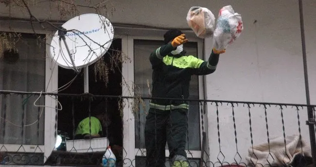 Belediye ekiplerini şaşkına çeviren çöp ev
