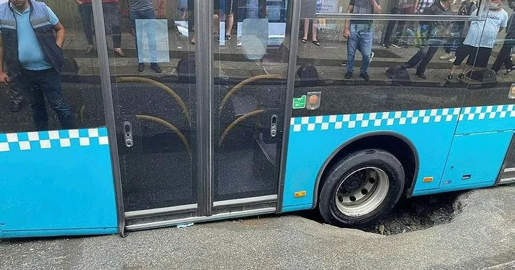 Yol çöktü, otobüs çukura saplandı