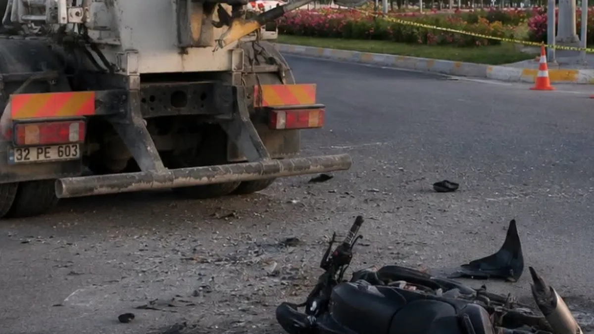 Beton mikseriyle çarpışan motosiklet sürücüsü hayatını kaybetti Beton mikseriyle çarpışan motosiklet sürücüsü hayatını kaybetti