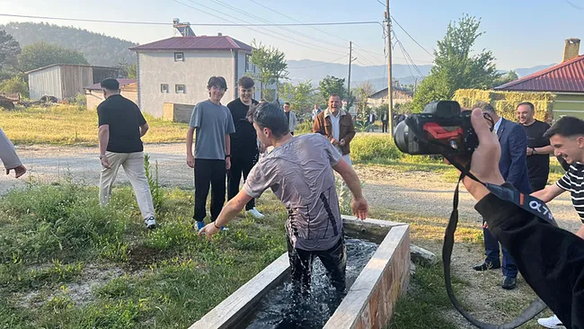 bayramda-yarim-asirlik-gelenek-sabah-uyanmadi-iste-boyle-uyandiriyorlar-1749195009321.jpeg Bayram'da yarım asırlık gelenek! Sabah uyanmayanları öyle bir şekilde uyandırıyorlar ki...