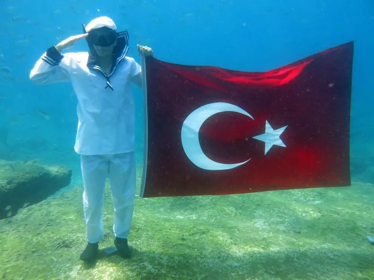 Deniz dibinde Türk bayrağı açtılar