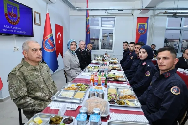 vali-yigitbasi-iftarini-askerler-ile-yapti-1742150972962.jpg