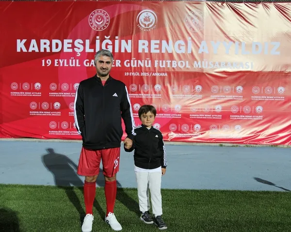 kardesligin-rengi-ayyildiz-19-eylul-gaziler-gunu-futbol-musabakasi-yapildi-1758362539103.jpg