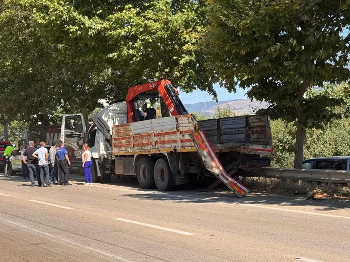 son-dakika-bursada-yurekler-agza-geldi-freni-bosalan-kamyon-2-araca-carpti-3-yarali-1783323480724.jpg