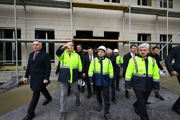 bakan-gurlek-sakaryada-yapimi-suren-yeni-adliye-binasini-inceledi-1772811094328.jpg