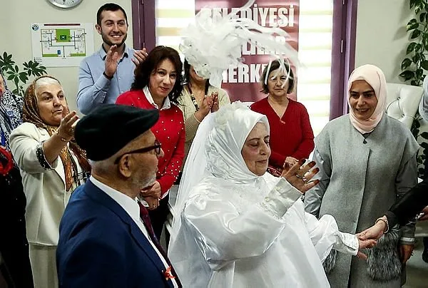 62 yıl sonra gelinlik ve damatlığa kavuştular