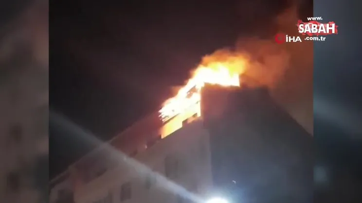 Güngören’de 5 katlı bir binanın çatısı alev alev yandı | Video