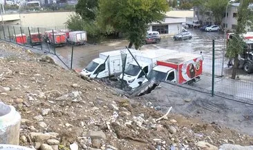 Küçükçekmece'de fabrikanın istinat duvarı 3 aracın üzerine çöktü #istanbul