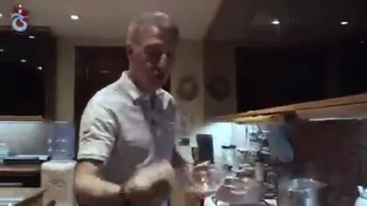 Ahmet Ağaoğlu mutfakta hünerlerini sergiledi