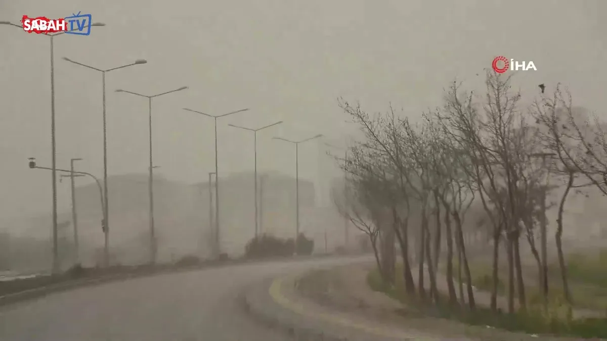 Kilis’te Suriye’den gelen toz bulutu hayatı olumsuz etkiliyor videosunu izle Kilis’te Suriye’den gelen toz bulutu hayatı olumsuz etkiliyor videosunu izle