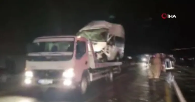 Van’da korkunç kaza! İşçi minibüsü ile otomobil kafa kafaya çarpıştı: 15 yaralı