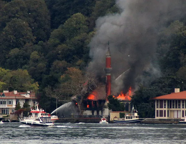 İstanbul'dan son dakika haberi... Tarihi cami yandı! Vaniköy Camiinde büyük yangın