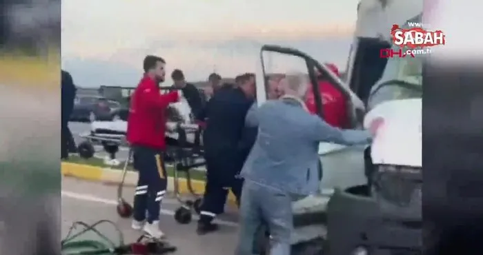 Balıkesir Ayvalık’ta fabrika işçilerinin taşındığı servis ile tır çarpıştı: 9 yaralı | Video