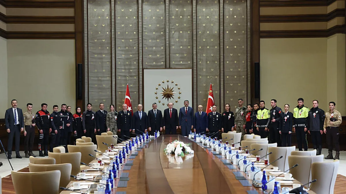 Başkan Erdoğan, Bakan Çiftçi ve polisleri kabul etti Başkan Erdoğan, Bakan Çiftçi ve polisleri kabul etti