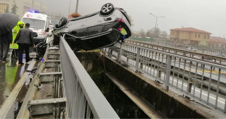 Otomobil takla atıp köprüde asılı kaldı: 1’i çocuk 2 yaralı