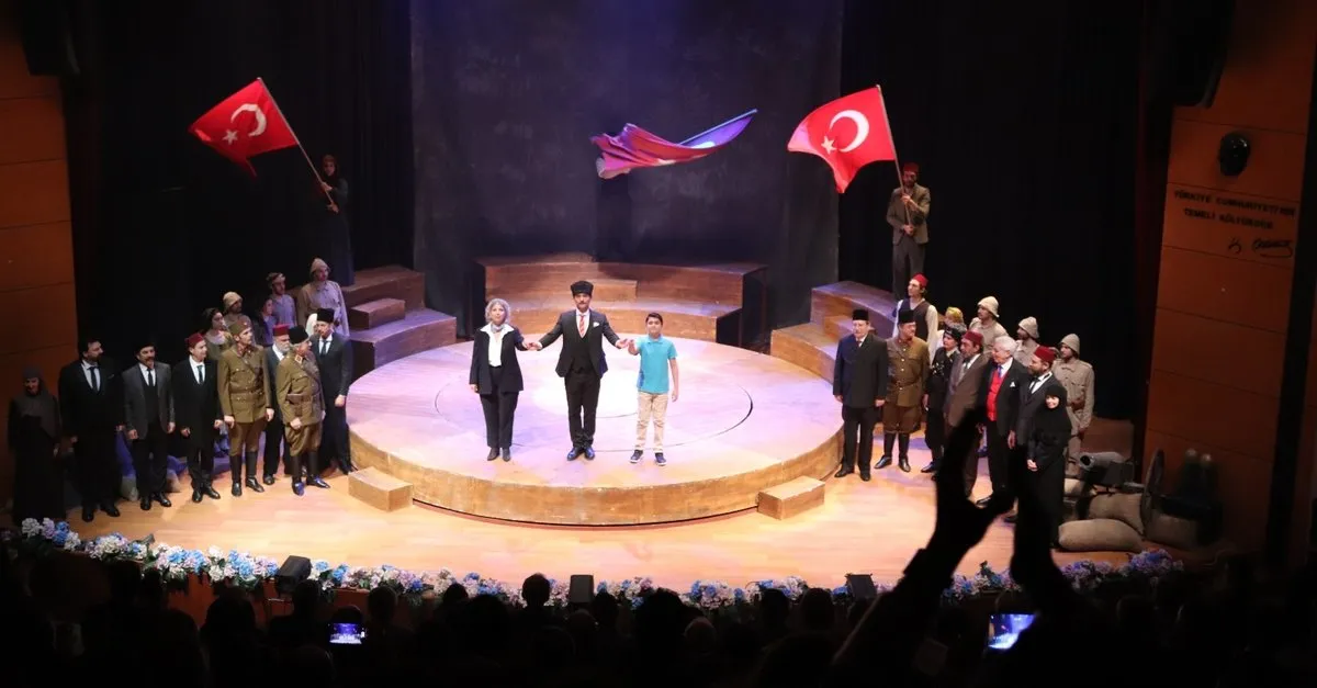 Cumhuriyete Doğru tiyatro oyununda 110 kişilik dev kadrodan Gazze mesajı