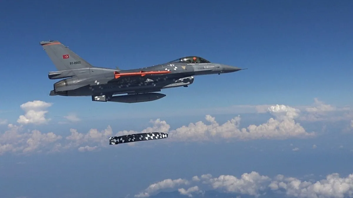 SOM-J seyir füzesi hedefi başarıyla vurdu SOM-J seyir füzesi hedefi başarıyla vurdu