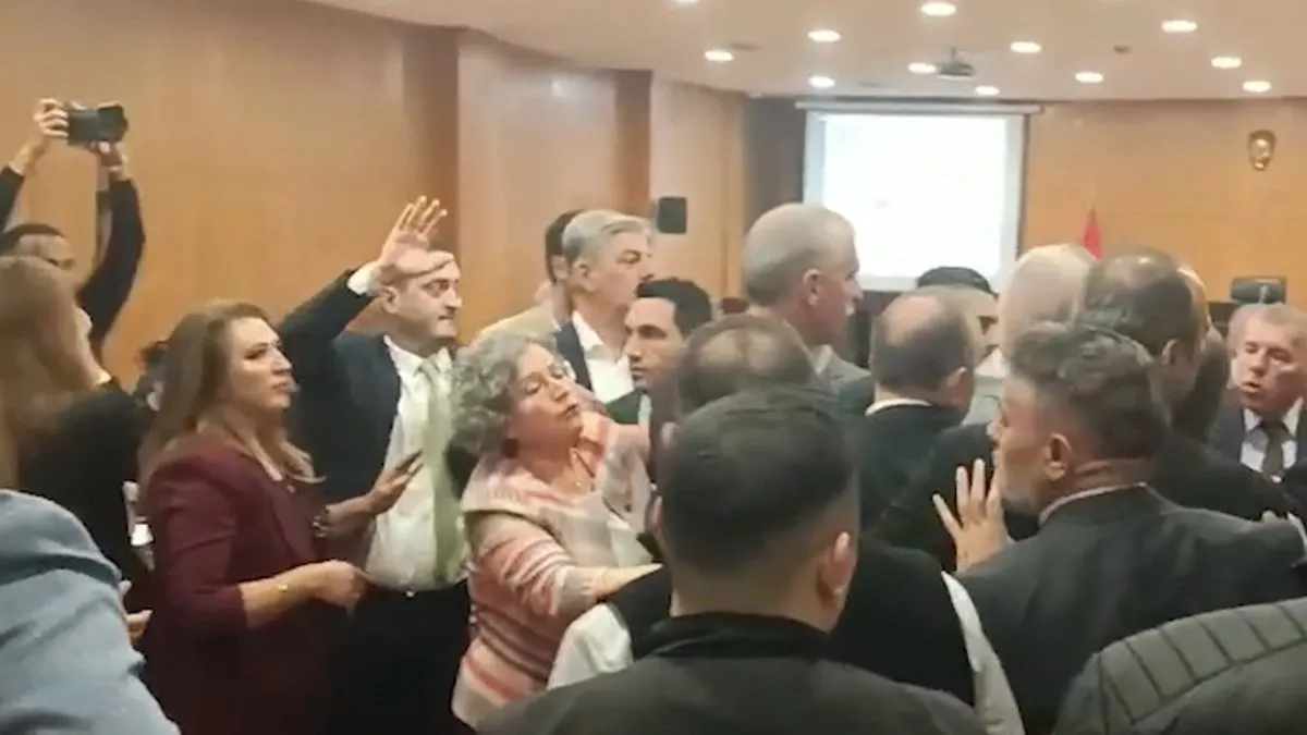 Mamak Belediyesi’nde CHP’li meclis üyeleri birbirine girdi!