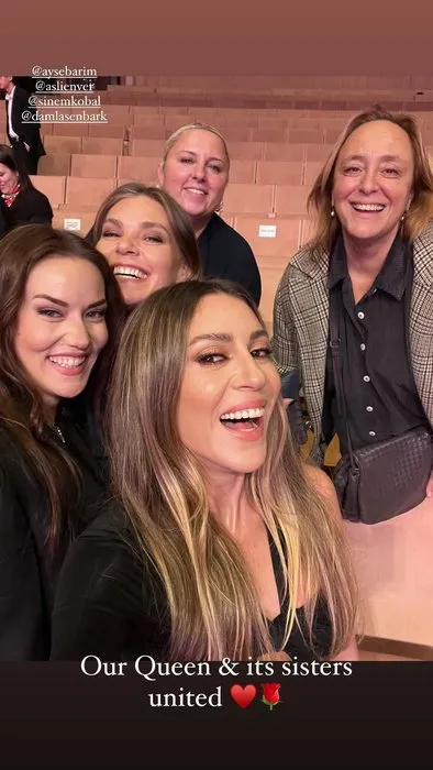 Kraliçemiz ve kız kardeşleri birleşti 3 güzel Fahriye Evcen, Aslı Enver ve Sinem Kobal yıllar sonra bir arada!