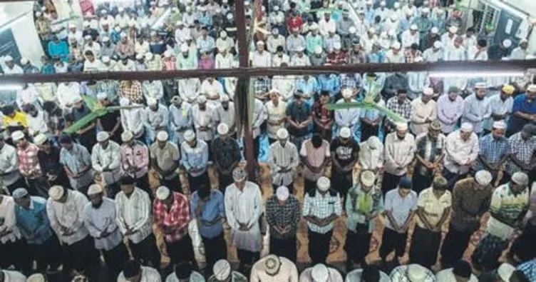 Dışarıda namaz kılan 7 Müslüman’a hapis cezası