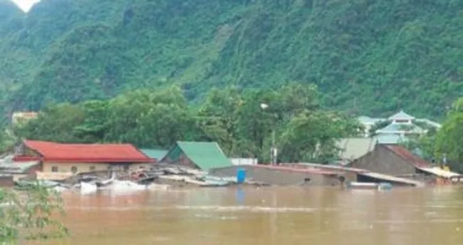 Vietnam’da seller 25 kişiyi yuttu
