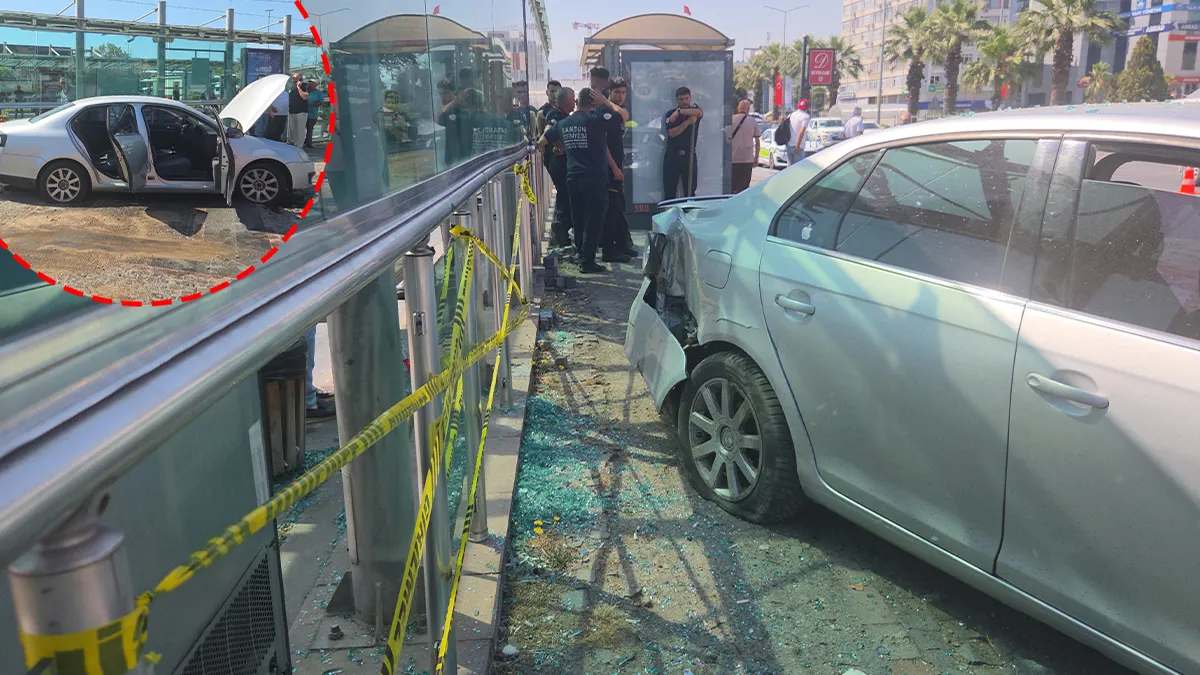 Samsun’da feci kaza! Otomobil tramvay istasyonuna çarptı: Yaralılar var! Samsun’da feci kaza! Otomobil tramvay istasyonuna çarptı: Yaralılar var!