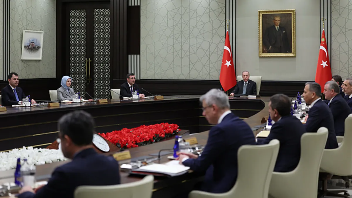 Milyonlarca emeklinin gözü kulağı bu toplantıda! Başkan Erdoğan kabineyi topluyor: Gündemde bayram ikramiyesi ve Suriye var!