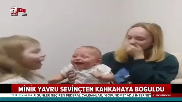 İşitme cihazı ile ilk defa duymaya başlayan bebeğin annesi gözyaşlarına boğuldu