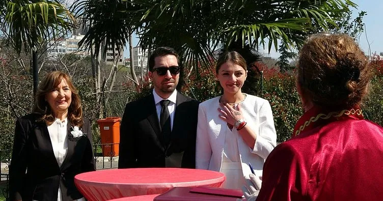İtalyan gelin ve Türk damadın nikahı tedbir amaçlı bahçede kıyıldı