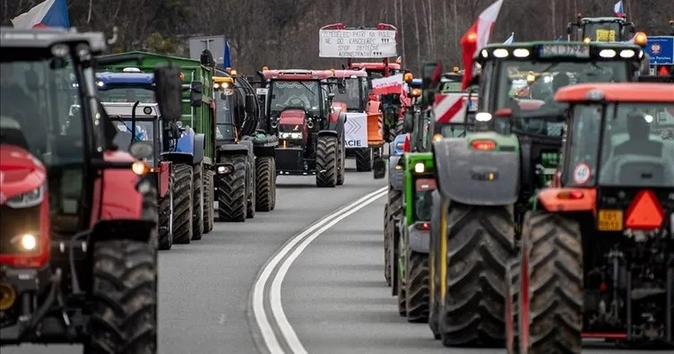 İngiltere’de çiftçiler traktörleriyle tarım politikalarını protesto etti