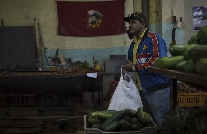 Küba’da halk karne ile alışveriş yapıyor