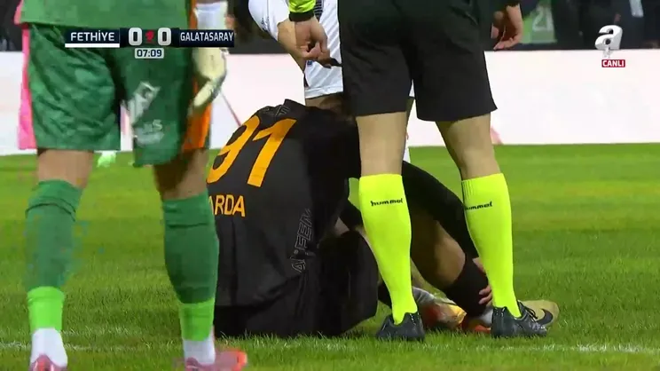 Galatasaray'da flaş sakatlık! Genç futbolcu oyuna devam edemedi