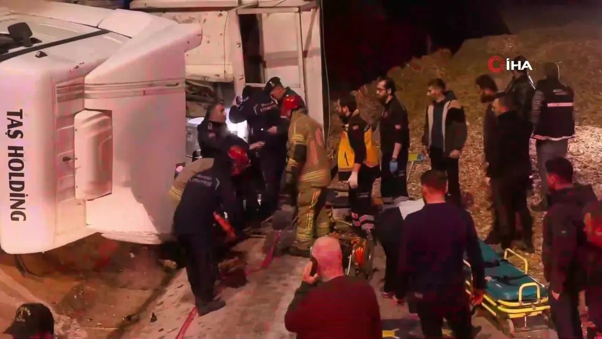 Bursa’da devrilen TIR’ın sürücüsü hayatını kaybetti | Video videosunu izle Bursa’da devrilen TIR’ın sürücüsü hayatını kaybetti | Video videosunu izle