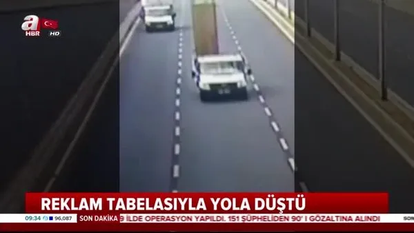 Diyarbakır'da görülmemiş kaza... Elindeki tabelayla kamyonet kasasından düştü!
