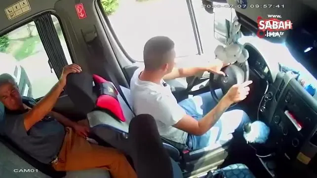 Yolcu alma meselesi yüzünden yolcuların gözü önünde şoförü böyle dövdüler | Video
