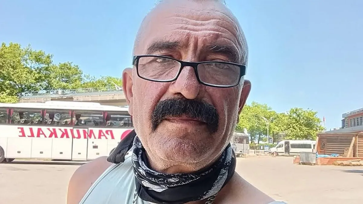 Ev arkadaşını çekiçle öldürdü